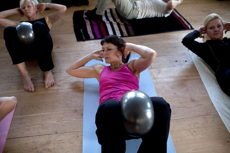 Eftertragtet. En flad mave er i høj kurs hos mange. Er det muligt kun at tabe sig på maven? 