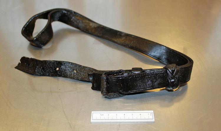 undergrundshistorier. Fundet af sko og tøj, som dette herrebælte med flettet rem, har ligget i Københavns gamle voldgrav i 350 år.