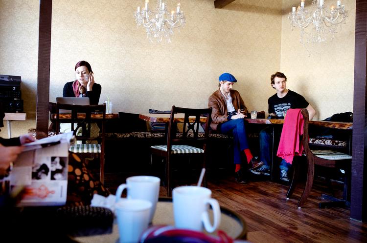 Indbydende. Et broget klientel og en indretning midt mellem kikset og hyggeligt gør Kaffekilden værd at besøge. 