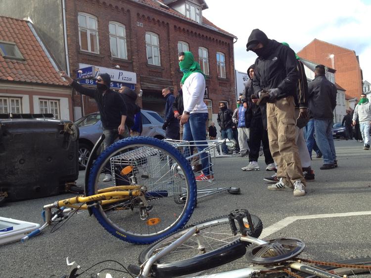 ANGREB. Nogle af de aktivister, der har skabt uro omkring en højreorienteret demonstration i Mølleparken. 