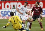 effektiv. Bayern hænger på og haler endda lidt ind på Dortmund trods en sløj kamp mod Nürnberg. 