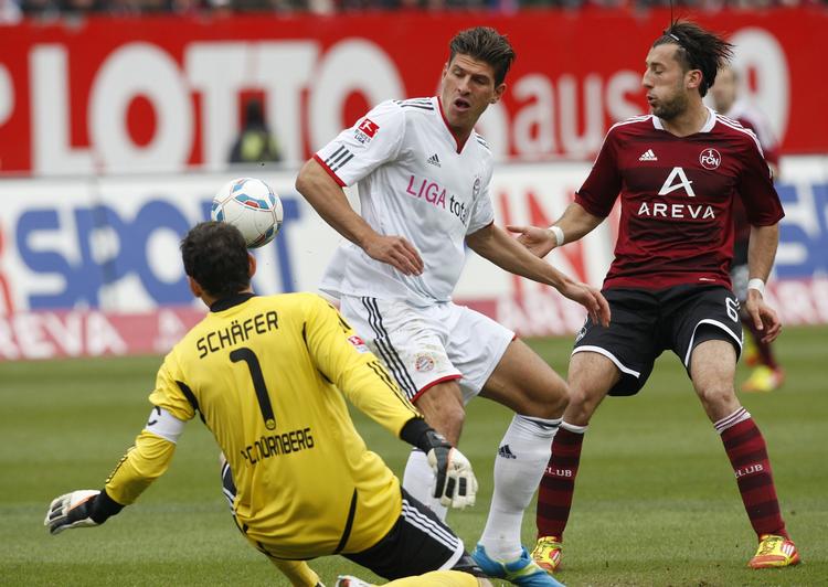 effektiv. Bayern hænger på og haler endda lidt ind på Dortmund trods en sløj kamp mod Nürnberg. 