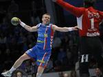klasseforskel. AGK's Gudjon Sigurdsson scorer på Skjern-målmand Kritian Asmussen 