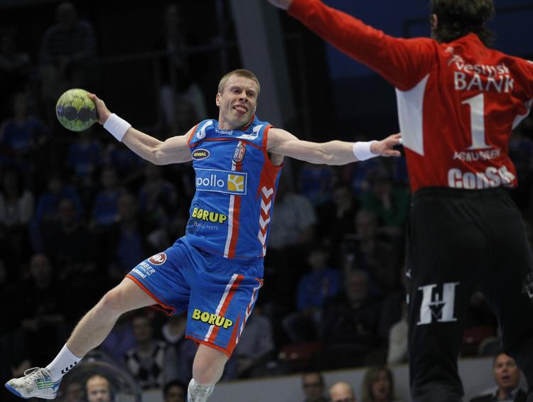 klasseforskel. AGK's Gudjon Sigurdsson scorer på Skjern-målmand Kritian Asmussen 