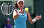 Sejrkvinde. Agnieszka Radwanska sender en returnering af sted mod Maria Sharapova. 