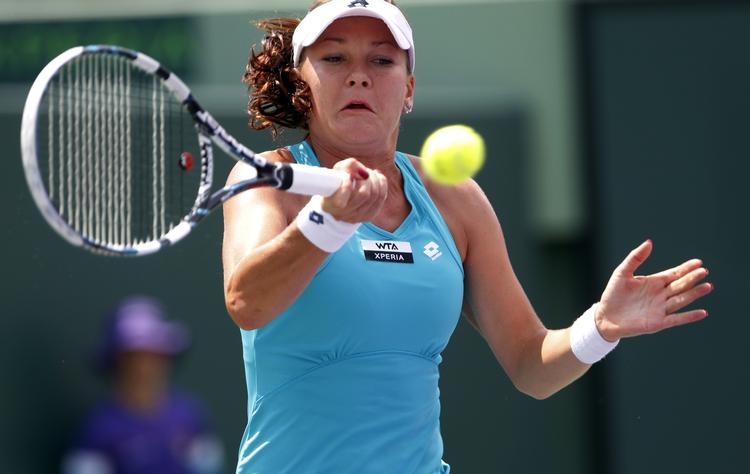 Sejrkvinde. Agnieszka Radwanska sender en returnering af sted mod Maria Sharapova. 