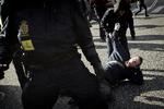 Anholdt. Politiet sendte 85 demonstranter i arresten efter demonstrationerne i Aarhus i går. Fire ender formentlig foran en dommer. 