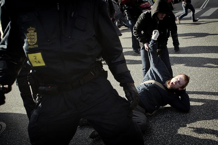 Anholdt. Politiet sendte 85 demonstranter i arresten efter demonstrationerne i Aarhus i går. Fire ender formentlig foran en dommer. 