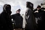 ANHOLDELSER. 89 blev anholdt af politiet under forsøgene på at angribe en demonstration i Aarhus lørdag. Fem sigtes for vold mod de politifolk, der deltog i beskyttelsen af demonstrationen. Billede fra de protester, der skete omkring Mølleparken under et højrefløjsmøde lørdag. 
