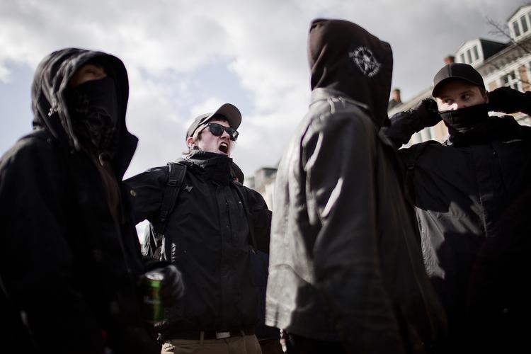 ANHOLDELSER. 89 blev anholdt af politiet under forsøgene på at angribe en demonstration i Aarhus lørdag. Fem sigtes for vold mod de politifolk, der deltog i beskyttelsen af demonstrationen. Billede fra de protester, der skete omkring Mølleparken under et højrefløjsmøde lørdag. 