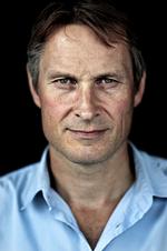 CHARME. Tv-kokken Claus Meyer glatter ud i en mail til sine kunder, hvori han forklarer, at der vil blive taget hånd om de kritisable arbejdsforhold på hans bagerier, som Politiken har afdækket de seneste par dage. 