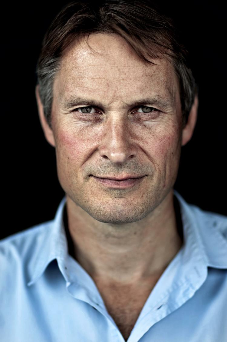 CHARME. Tv-kokken Claus Meyer glatter ud i en mail til sine kunder, hvori han forklarer, at der vil blive taget hånd om de kritisable arbejdsforhold på hans bagerier, som Politiken har afdækket de seneste par dage. 