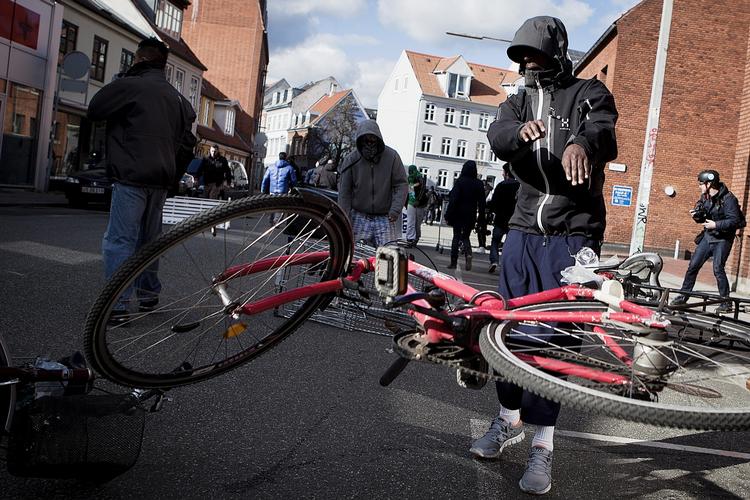 UROLIGHEDER. Der blev smidt med sten, flasker og cykler under optøjerne i Aarhus lørdag. 