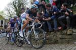 Sløjfet. Fabian Cancellara kørte sidste år forrest op af muren Gerardsbergen. Det gør han ikke i år. Brostensstigningen er blevet droppet i årets Flandern Rundt. 