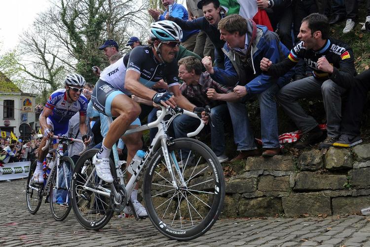 Sløjfet. Fabian Cancellara kørte sidste år forrest op af muren Gerardsbergen. Det gør han ikke i år. Brostensstigningen er blevet droppet i årets Flandern Rundt. 