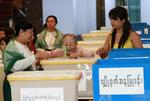 PARLAMENTSVALG. Kvinde afgiver sin stemme i Taungnyunt ved Yangon under det valg, der ifølge oppositionens første meldinger om resultatet har sikret Aung San Suu Kyi en plads i parlamentet. 