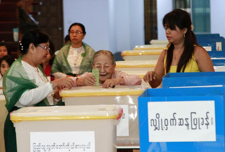 PARLAMENTSVALG. Kvinde afgiver sin stemme i Taungnyunt ved Yangon under det valg, der ifølge oppositionens første meldinger om resultatet har sikret Aung San Suu Kyi en plads i parlamentet. 