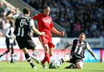 modgang. Liverpools Andy Carroll (midt) vendte tilbage til Newcastle, hvor han slog igennem. Men han blev pebet ud af hjemmepublikum, da han blev skiftet ud. 