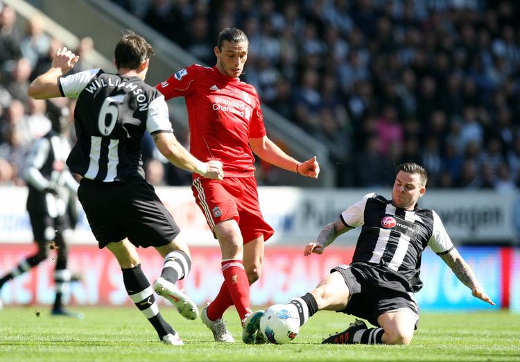 modgang. Liverpools Andy Carroll (midt) vendte tilbage til Newcastle, hvor han slog igennem. Men han blev pebet ud af hjemmepublikum, da han blev skiftet ud. 