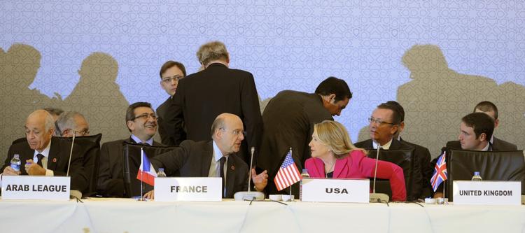 TOPMØDE. USA's udenrigsminister Hillary Clinton taler med sin franske kollega Alain Juppe under 'Syriens Venner'-mødet i Tyrkiet. 