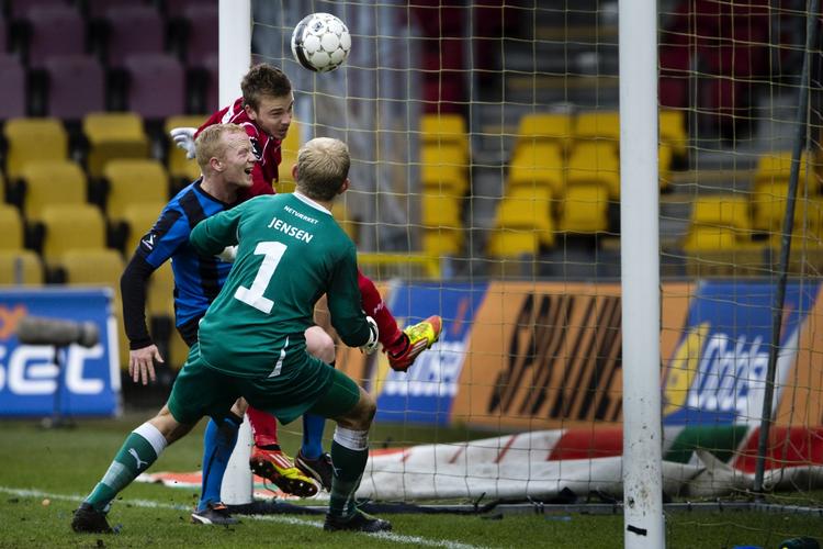 angrebslyst. Mario Ticinovic (bagerst) scorer FC Nordsjællands første mål mod HB Køge. 