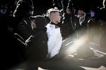 MASSEANHOLDELSER. I alt blev 89 mennesker anholdt af politiet under tumulterne, hvor deltagere fra en venstrefløjsdemonstration forsøgte at angribe en demonstration, arrangerede af højreorienterde i Aarhus lørdag. 