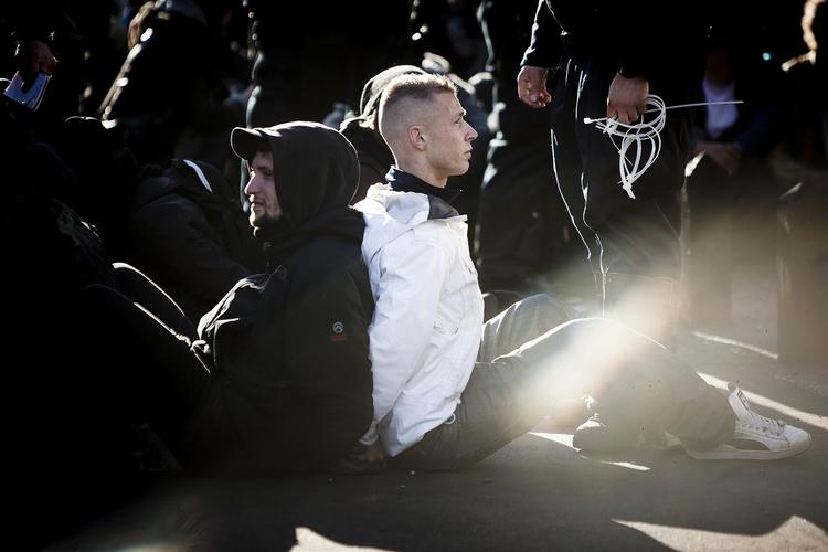 MASSEANHOLDELSER. I alt blev 89 mennesker anholdt af politiet under tumulterne, hvor deltagere fra en venstrefløjsdemonstration forsøgte at angribe en demonstration, arrangerede af højreorienterde i Aarhus lørdag. 