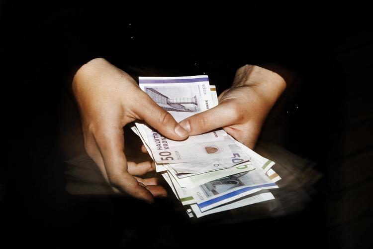 efterlønsbidrag. Udbetalingerne begynder at ryge ind på kontoen i ugen efter påske. Hvis man da har sagt ordningen op. 