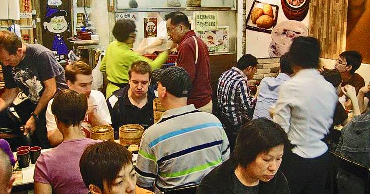 Tætpakket. Pladsen er meget trang hos Tim Ho Wan. Den lille restaurant er fyldt op fra morgen til aften. 