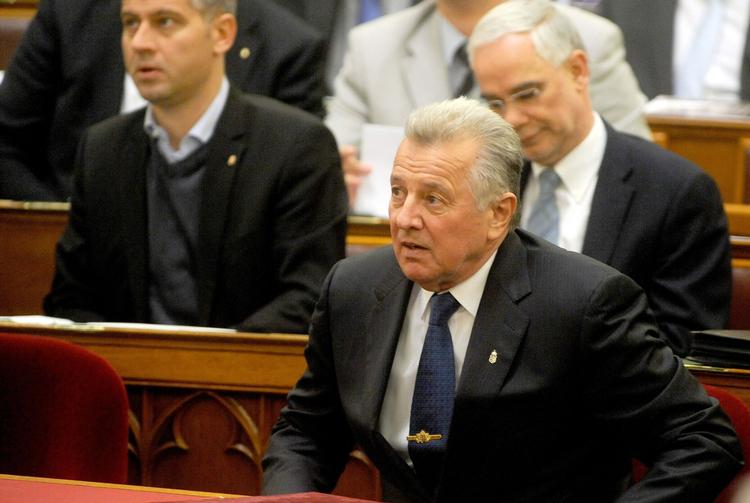 Exit. Den 30. marts blev Pal Schmitt frataget sin doktorgrad fra 1992. Nu har han trukket sig som præsident. 