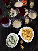 Velkommen. Selv drinken kan du lade gæsterne stå for at mikse selv – eller du kan vælge en model, hvor du gør det meste af cocktailen klar på forhånd. 