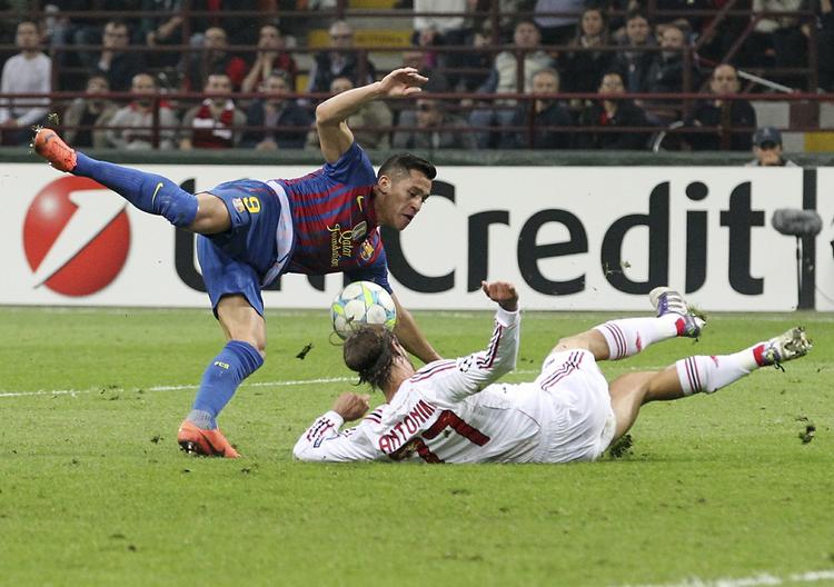 NULLERT. Der blev ikke scoret i den første kamp, hvor Luca Antonini og Milan brugte mange kræfter på ikke at blotte sig over for Alexis Sanchez og de øvrige Barcelona-spillere. 