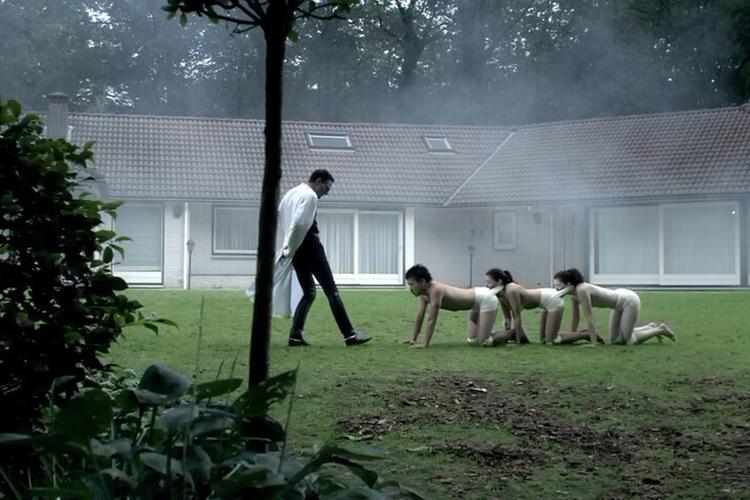 Bestialsk. Tyske Dieter Laser har i 'The Human Centipede' hovedrollen som den sadistiske kirurg i, der syr tre uforvarende mennesker sammen. 