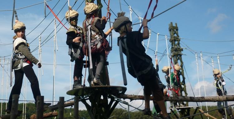 Genopføres. Den populære klatreskov vender tilbage til Carlsberg - nu med svævebane, rapelling, en udrangeret bil og baner i forskellige sværhedsgrader. 