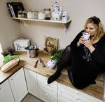Den danske bager og konditor Rikke Gryberg fotograferet i sit private køkken med sine fem yndlingskøkkensager. 