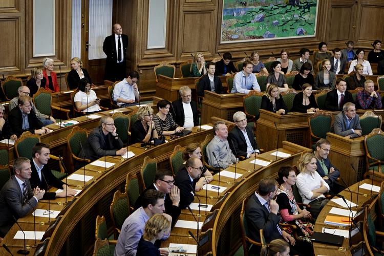 Tværpolitisk. Medlemmerne af den nystiftede klub kommer fra begge sider af folketingssalen. 