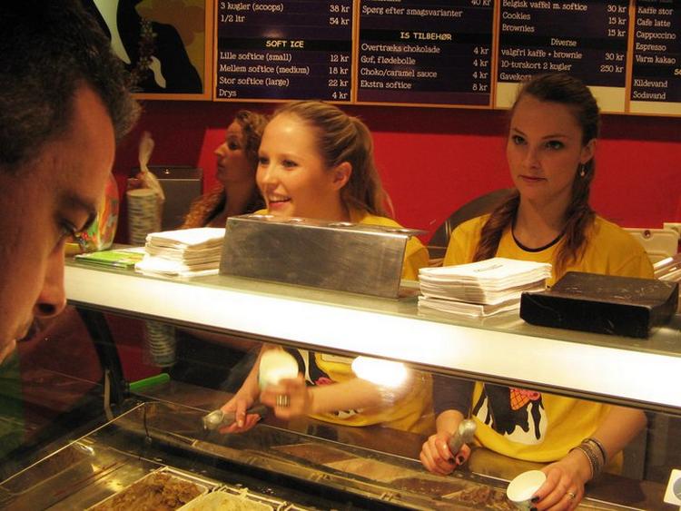 Isevent. Sidste år var køen flere meter lang i Frederiksberg Centret, da Ben &amp; Jerry’s uddelte gratis is. I år gør de det igen. 