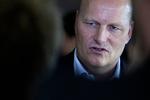 Investeringer. Holdejer Bjarne Riis kan blive tvunget til at forstærke Team Saxo Bank markant, hvis ikke 2012-sæsonen skal blive den sidst med licens til første klasse. 