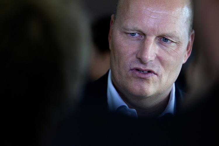 Investeringer. Holdejer Bjarne Riis kan blive tvunget til at forstærke Team Saxo Bank markant, hvis ikke 2012-sæsonen skal blive den sidst med licens til første klasse. 