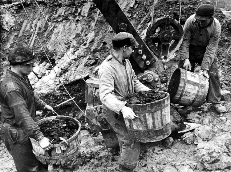 KUL. I Knud Simonsens roman skildres livet i brunkulslejren, hvor mændene knoklede på akkord. Polfoto 