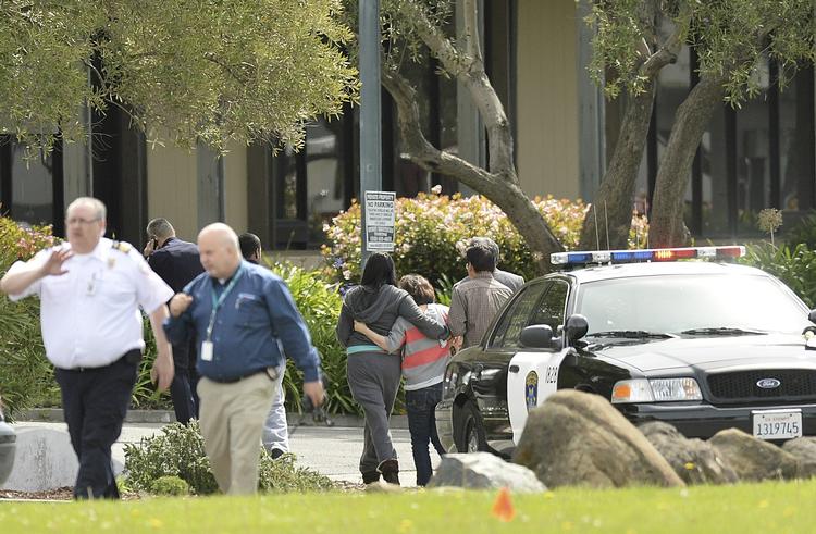 Skoleskyderi. Politi og pårørende uden for den skole, hvor et gerningsmand her til aften dansk tid dræbte syv personer. 