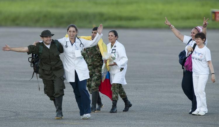 Fri. De løsladte gidsler blev fløjet i sikkerhed i helikoptere udlånt til Røde Kors. 