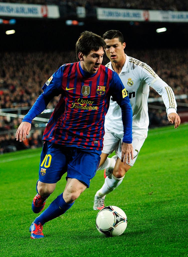kunstnere. Messi og Ronaldo er bedre end de fleste til det, videnskaben kalder fodboldspillets matematik. 