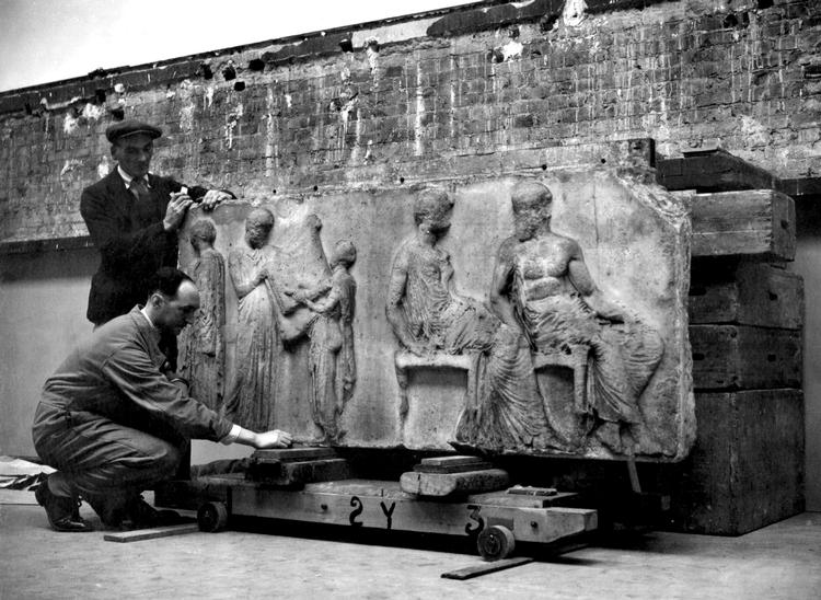 underjordisk. Under Anden Verdenskrig blev The Elgin Marbles, som briterne kalder frisen og de øvrige genstande fra Parthenontemplet, opbevaret i en tunnel ved den nu lukkede undergrundsstation Aldwych Tube  i London. Heldigt, for den del af British Museum, som rummede samlingen, blev bombet under krigen og genåbnede først i 1949. Her bliver et stykke af frisen  taget frem igen efter krigen. 
