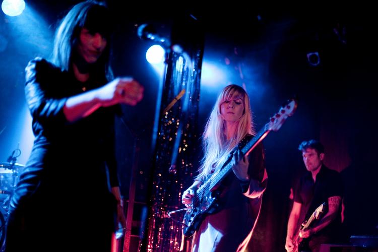 Popduo.  Josephine Philip (forrest) og Ina Lindgreen udgør sammen Darkness Falls, og deres sange er sød musik i P3-lytternes ører. 