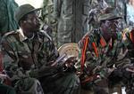 Kampagne. Kony-filmen er blandt andet blevet spredt på Facebook og Twitter. På billedet taget i 2006 ses Joseph Kony (til venstre) med sin efterfølger Vincent Otti i Ri-Kwamba i Sydsudan. 
