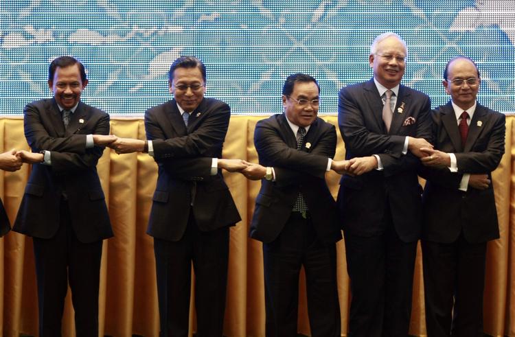 Sammen. De asiatiske leder demonstrerer sammenhold på Asean-topmødet i Cambodja. Det er Myanmars præsident, Thein Sein, yderst til højre. 