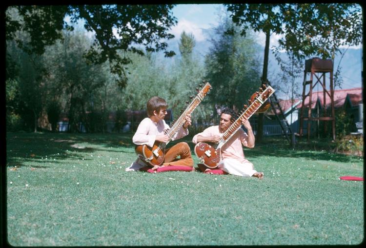 Omfangsrigt. Martin Scorseses portræt af George Harrison varer over tre timer og fortæller den fulde historie om musikeren, der blev kendt som 'den stille beatle'. 