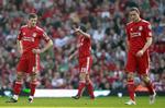 grinagtigt? Liverpools 'Captain Fantastic', Steven Gerrard (tv), ser bebrejdende på rekordindkøbet Andy Carroll (th). 