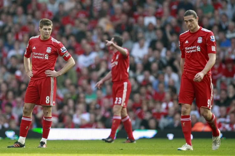grinagtigt? Liverpools 'Captain Fantastic', Steven Gerrard (tv), ser bebrejdende på rekordindkøbet Andy Carroll (th). 